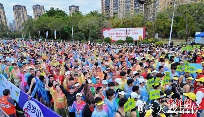 2025莆田马拉松举行 万余名跑者聚“妈祖故里”共绘城市奔跑画卷
