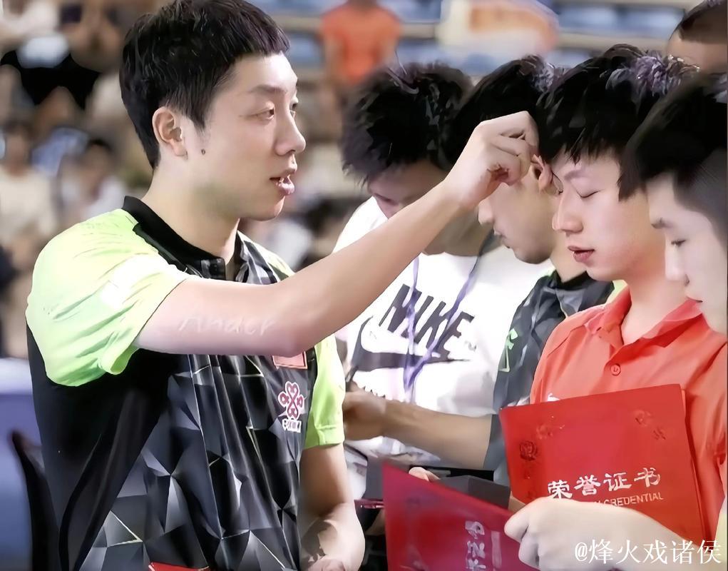 毛不易问许昕国乒队是否容易和队友产生矛盾,许昕坦言和马龙在双打中因为打法不同偶有分歧,但彼此依然是最默契的搭档 毛不易问许昕国乒队是否容易和队友产生矛盾,许昕坦言和马龙在双打中因为打法不同偶有分歧,但彼此依然是最默契的搭档